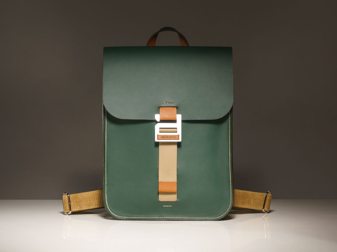 A Mochila Andaluz Verde tem design minimalista e atemporal e é inteiramente feita à mão.