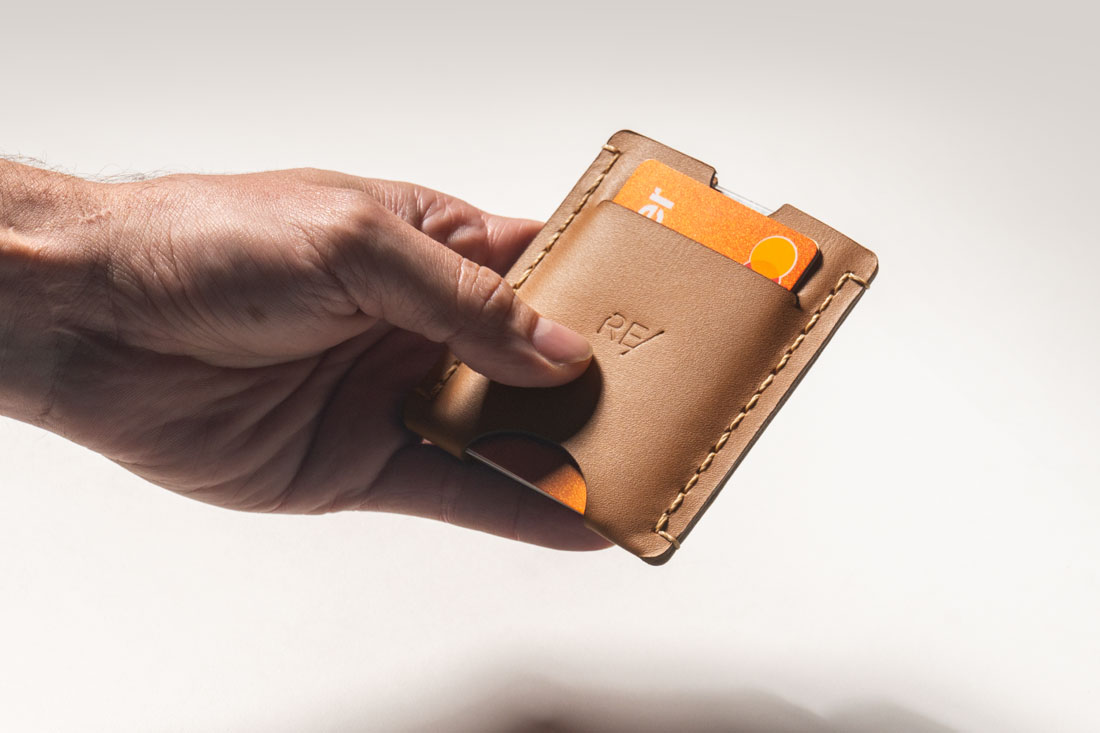 O porta-cartões em couro acomoda vários cartões de crédito, sua carteira de motorista e até notas de dinheiro.