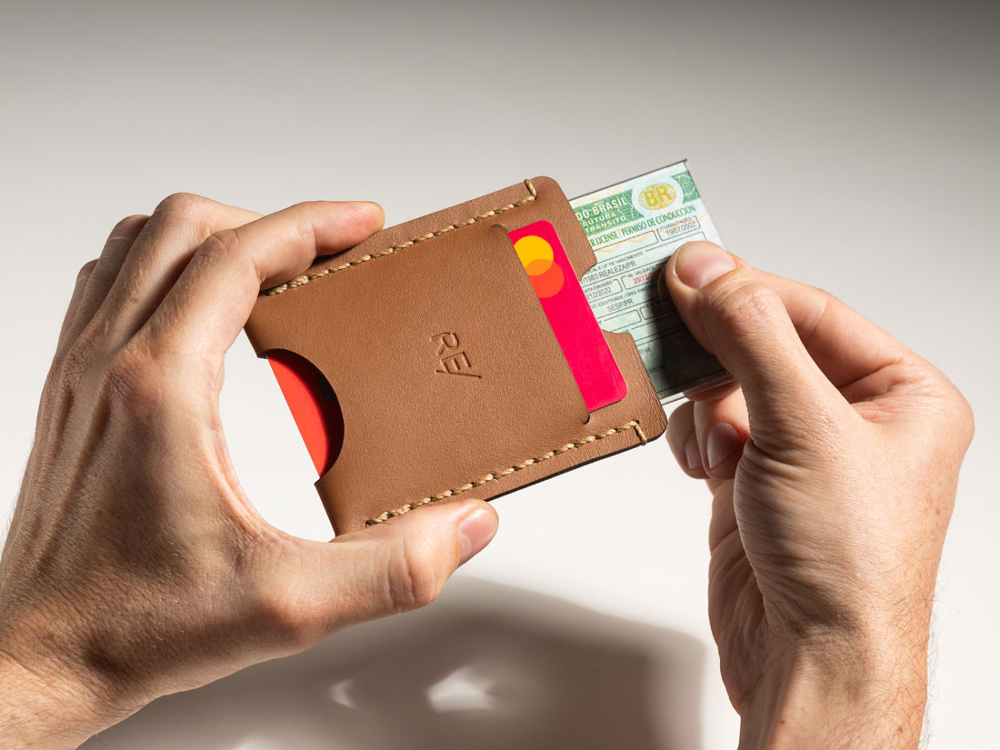 Inserir sua CNH é muito prático com o protetor em acetado que acompanha a mini carteira em couro.