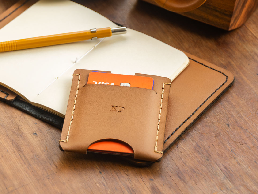 O porta-cartões pode ser personalizado com a gravação em baixo relevo das iniciais do seu nome na face frontal. O porta-cartões pode ser personalizado com a gravação em baixo relevo das iniciais do seu nome na face frontal.