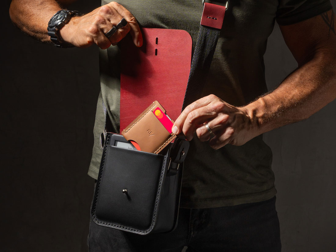 Porta-cartões em couro caramelo junto da bolsa Gran Cube.