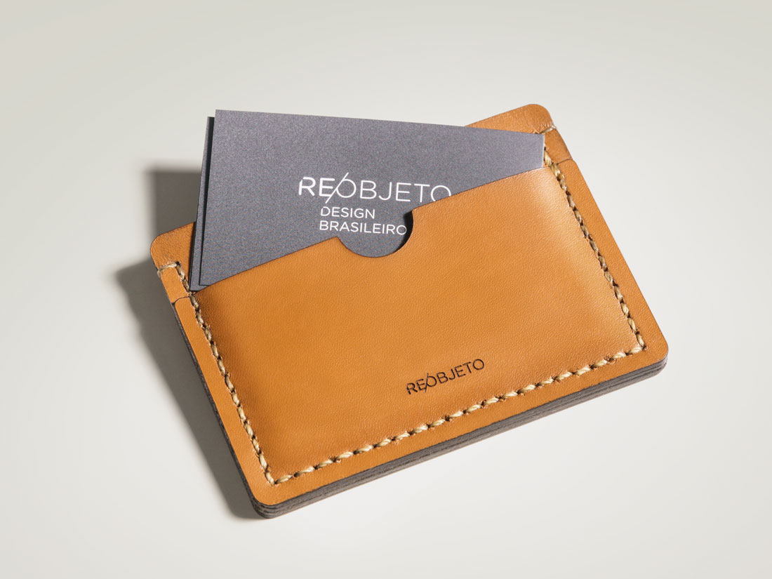 A carteira compacta em couro possui um slot no verso para acomodar cartões de crédito ou até cartões de visita.