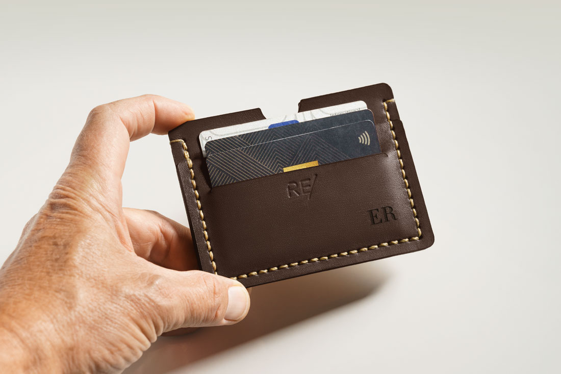 O porta-cartões em couro acomoda vários cartões de crédito, sua carteira de motorista e notas de dinheiro.