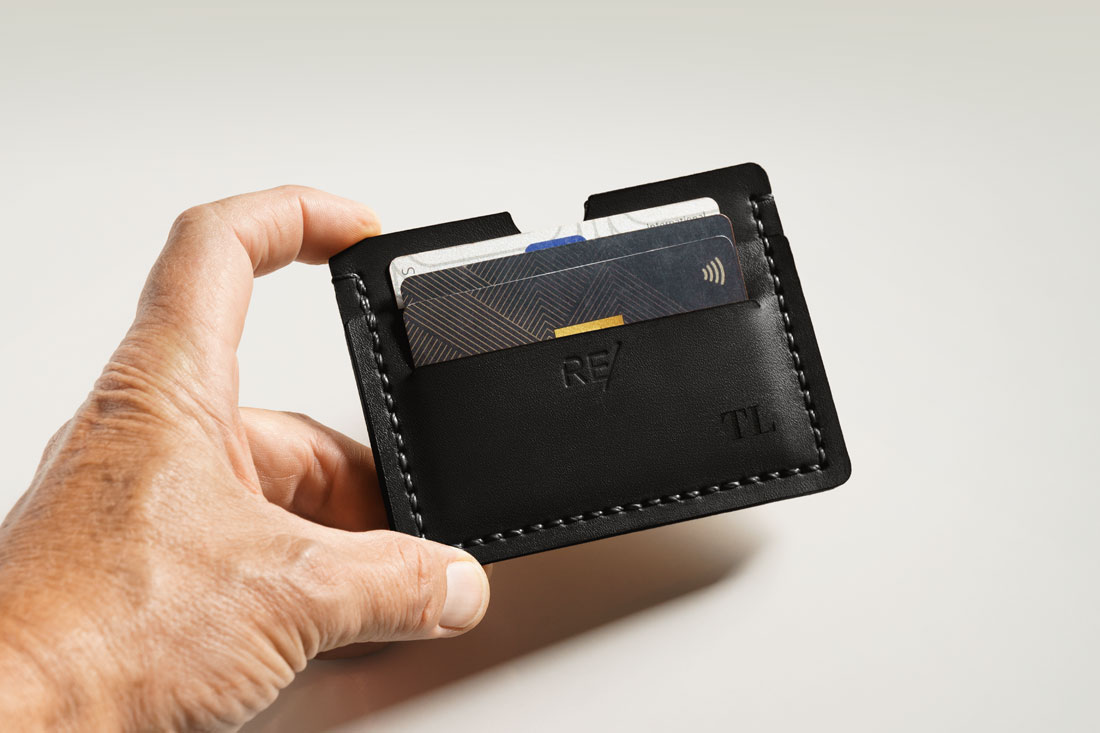 O porta-cartões em couro acomoda vários cartões de crédito, sua carteira de motorista e notas de dinheiro.