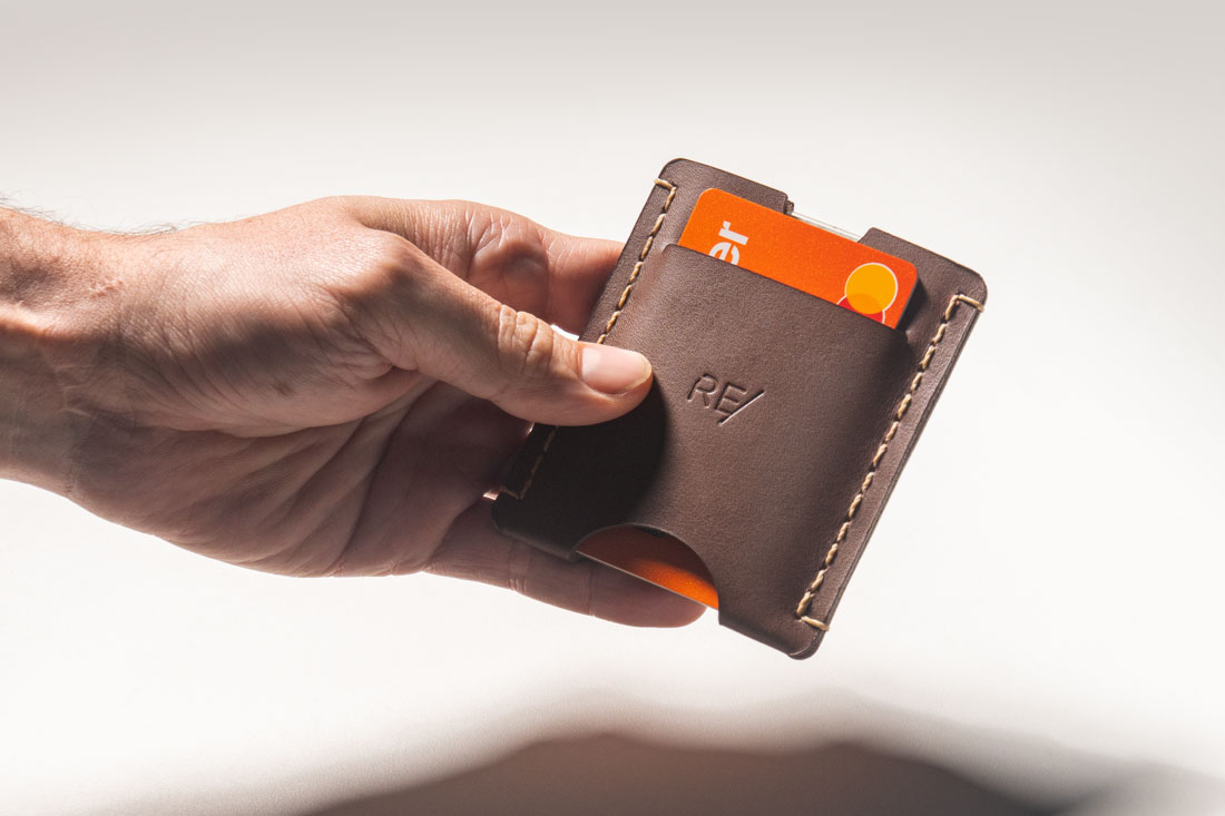 O porta-cartões em couro acomoda vários cartões de crédito, sua carteira de motorista e até notas de dinheiro.