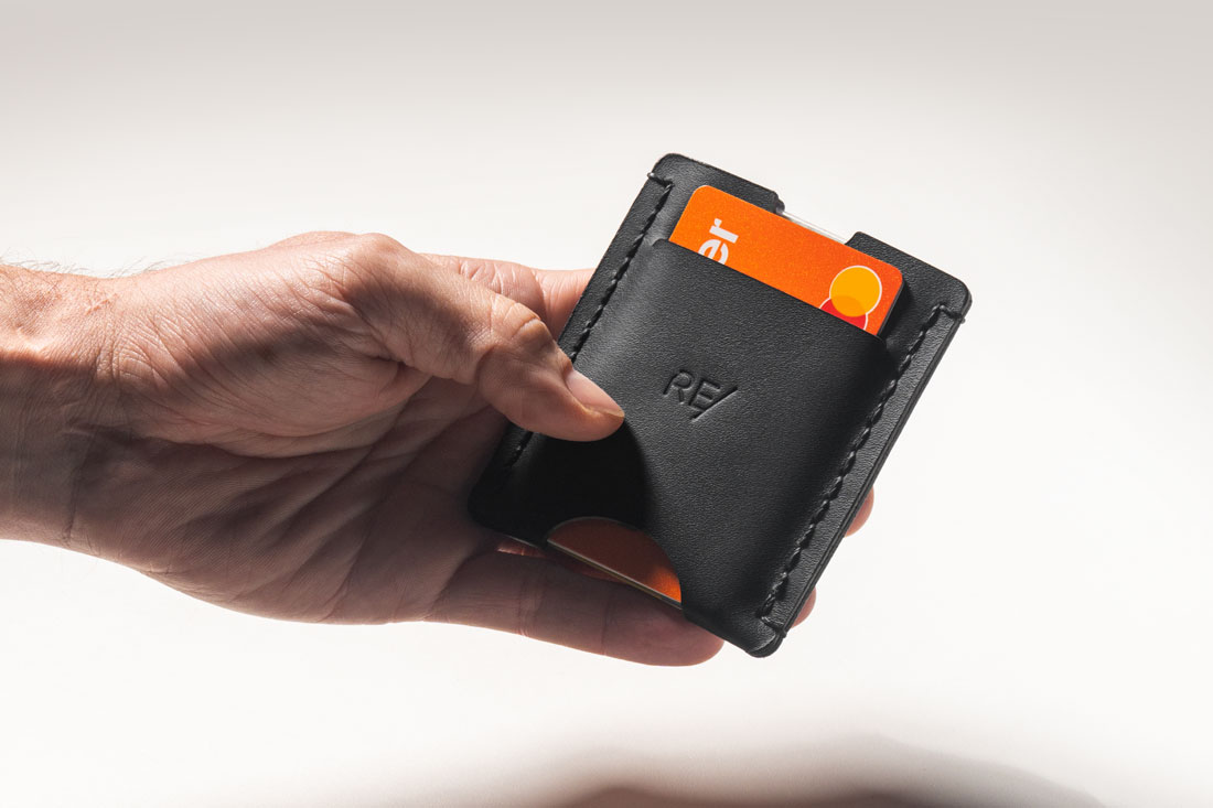O porta-cartões em couro acomoda vários cartões de crédito, sua carteira de motorista e até notas de dinheiro.