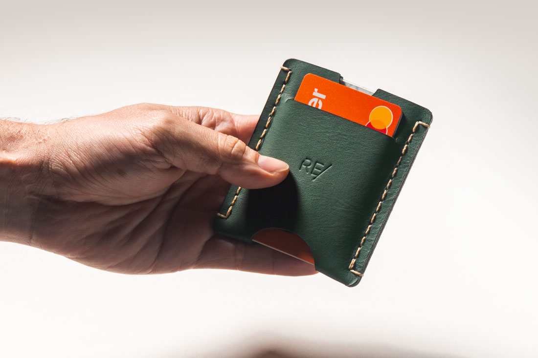 O porta-cartões em couro acomoda vários cartões de crédito, sua carteira de motorista e até notas de dinheiro.