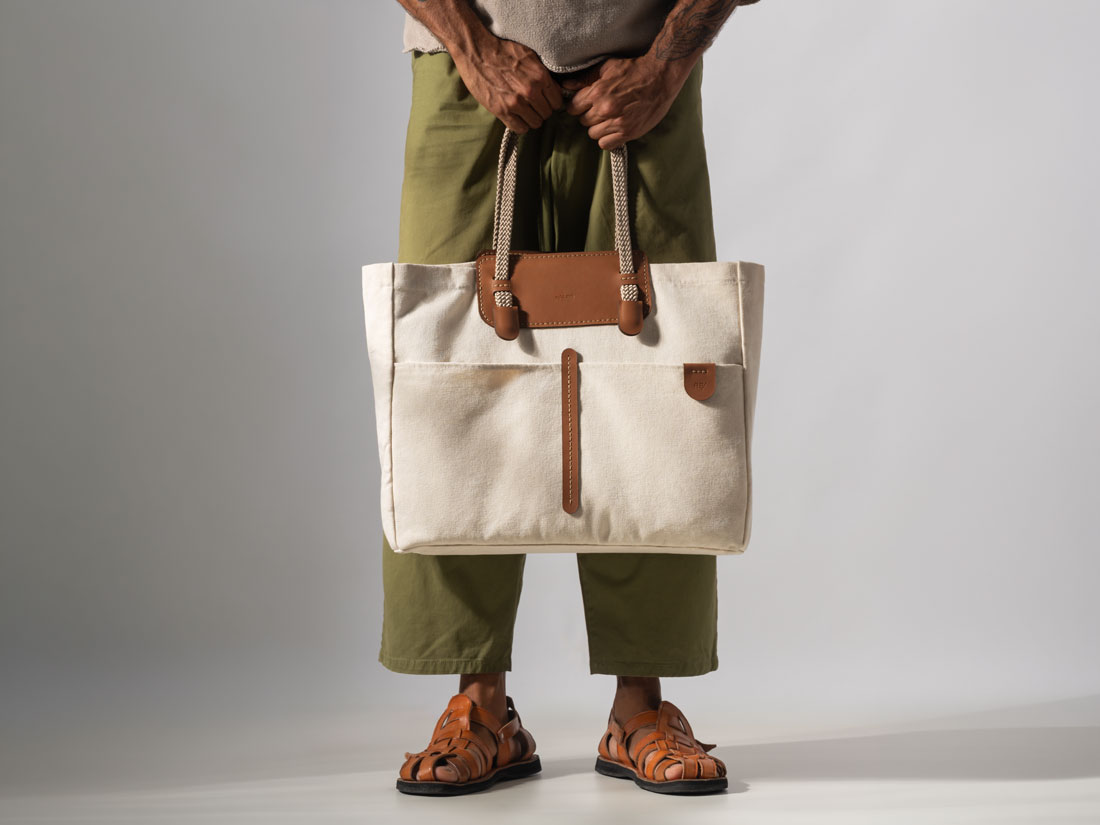 A Tote Bag Duna acompanha você ao longo de todo o dia, seja numa reunião formal no trabalho, no treino na academia, na caminhada no parque ou no bar com os amigos.