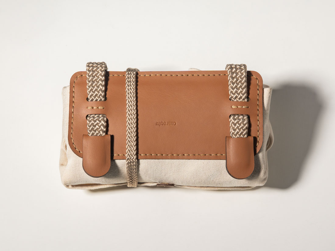 Tote Bag Duna em couro caramelo e algodão cru off-white. Uma travelbag perfeita para levar na viagem.