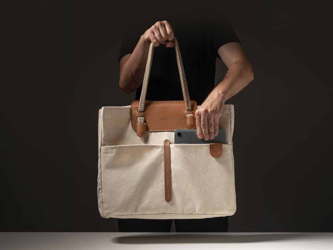 A Tote Bag Duna é uma bolsa de ombro oversized feita em couro e algodão.