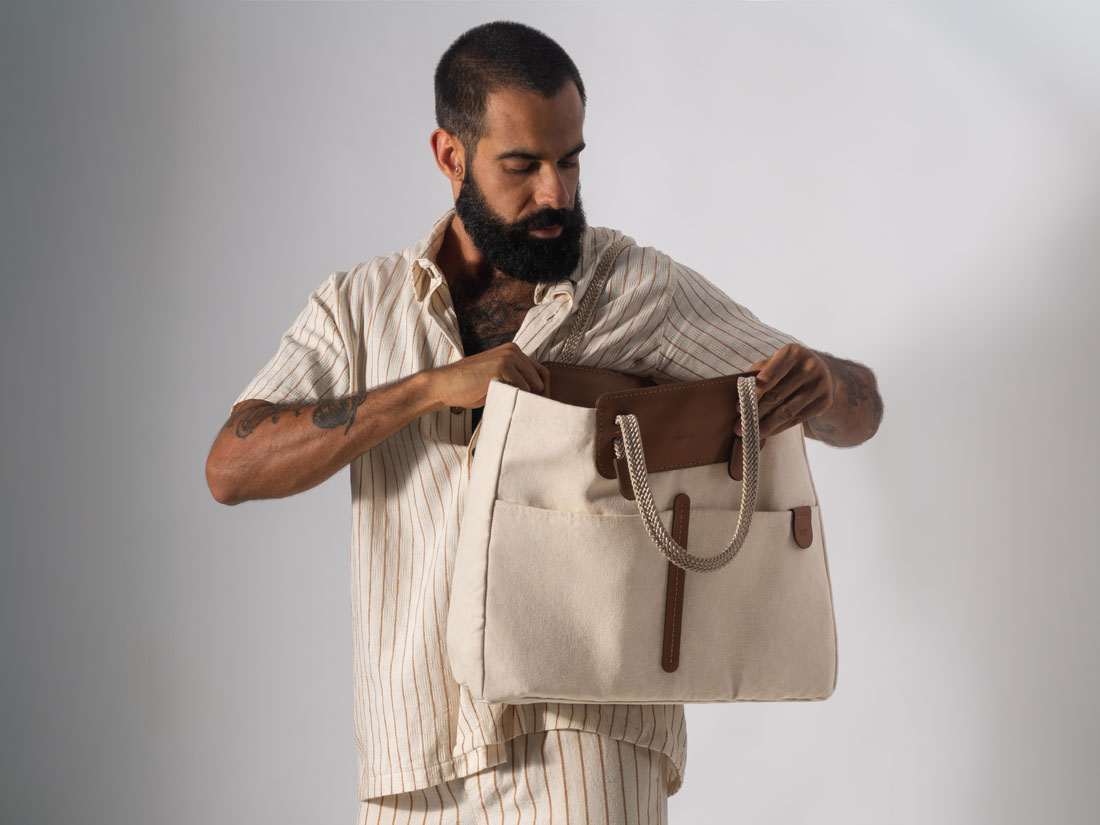 Uma tote bag masculina com design minimalista e elegante que combina com vários estilos, do sóbrio ao despojado.