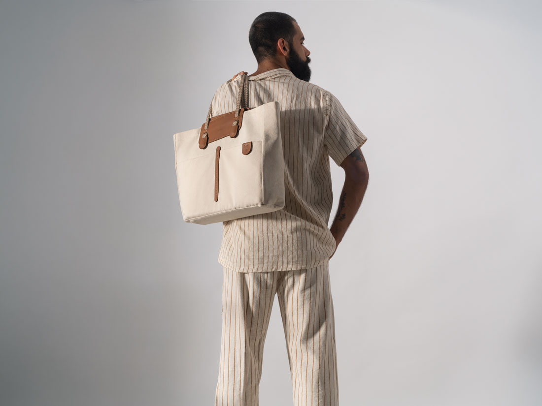 A Tote Bag Duna é uma oversized shoulder bag feita artesanalmente, combinando o couro costurado à mão com a pureza do algodão cru.