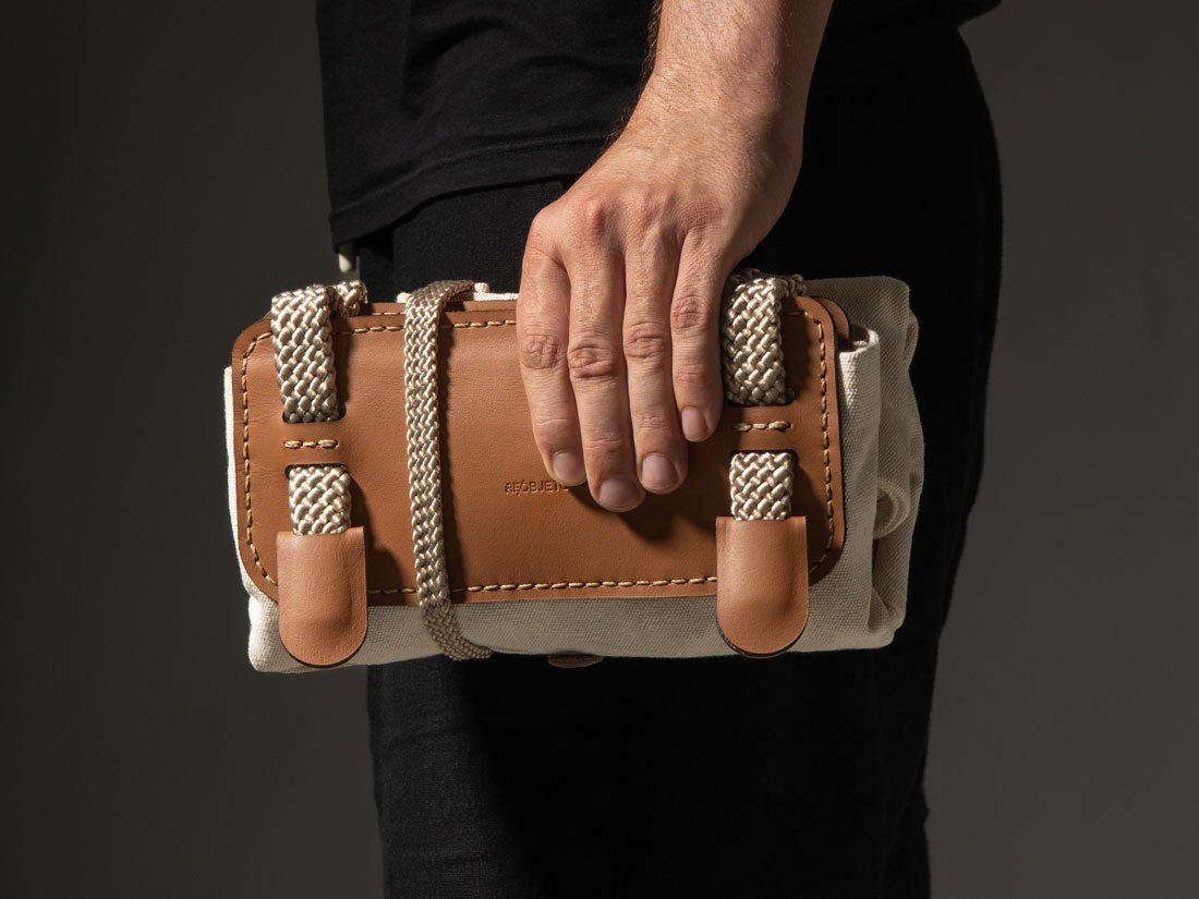 A totebag Duna se enrola em um pequeno volume, perfeito para levar na mala ou na mochila e ter sempre à mão para imprevistos.
