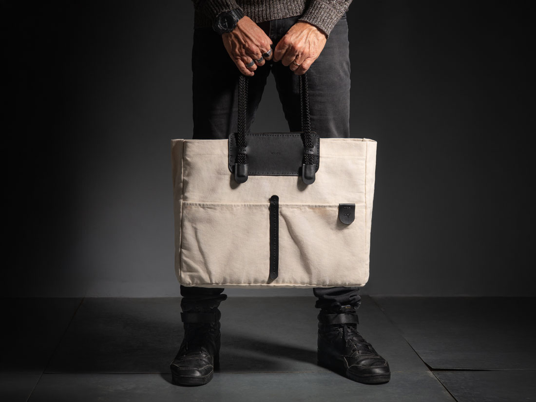 A Tote Bag Duna acompanha você ao longo de todo o dia, seja numa reunião formal no trabalho, no treino na academia, na caminhada no parque ou no bar com os amigos. A Tote Bag Duna acompanha você ao longo de todo o dia, seja numa reunião formal no trabalho, no treino na academia, na caminhada no parque ou no bar com os amigos.