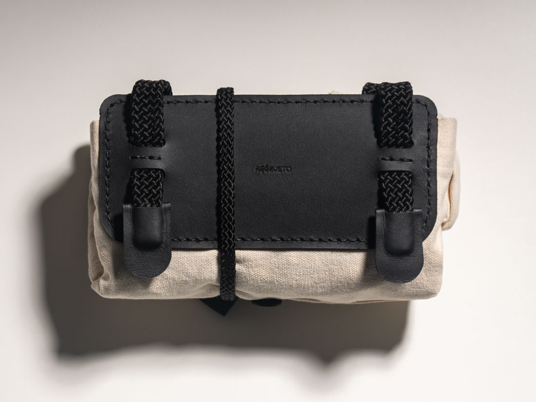 Tote Bag Duna em couro preto e algodão cru off-white. Uma travelbag perfeita para levar na viagem. Tote Bag Duna em couro preto e algodão cru off-white. Uma travelbag perfeita para levar na viagem.