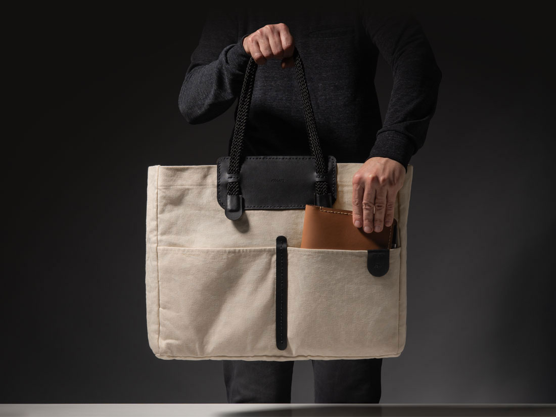 A Tote Bag Duna é uma bolsa de ombro oversized feita em couro e algodão. A Tote Bag Duna é uma bolsa de ombro oversized feita em couro e algodão.