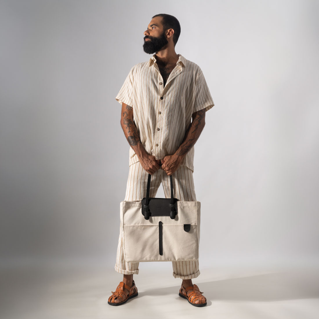 A Duna é uma shoulder bag masculina que carrega tudo o que você precisa. A Duna é uma shoulder bag masculina que carrega tudo o que você precisa.