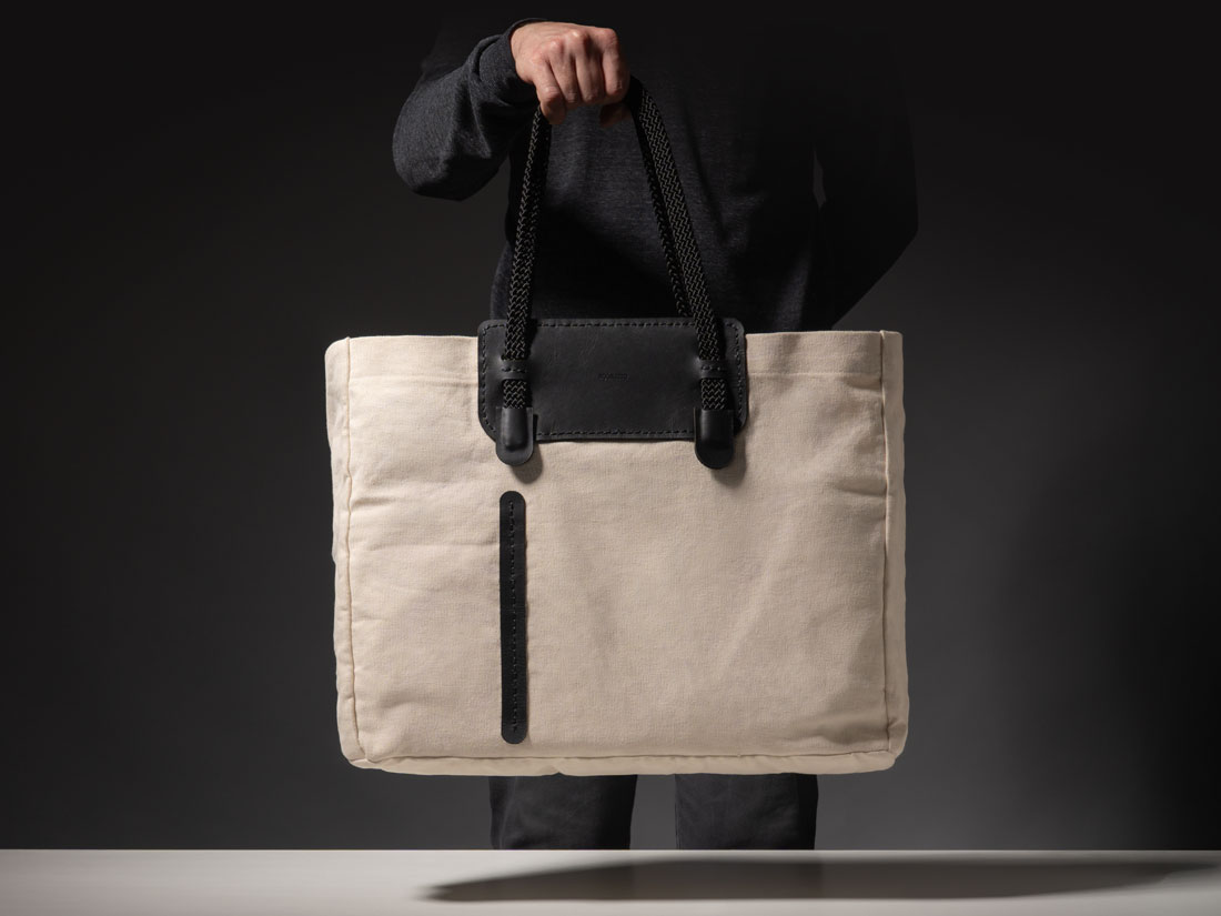 Lado posterior da bolsa Duna em couro caramelo e lona de algodão cru off-white. Lado posterior da bolsa Duna em couro caramelo e lona de algodão cru off-white.
