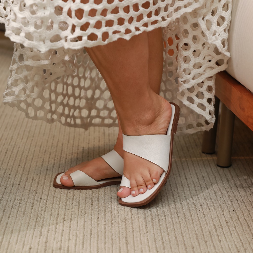 Sandália Rasteira Lori: Elegância e Conforto em Couro Legítimo - Main Image