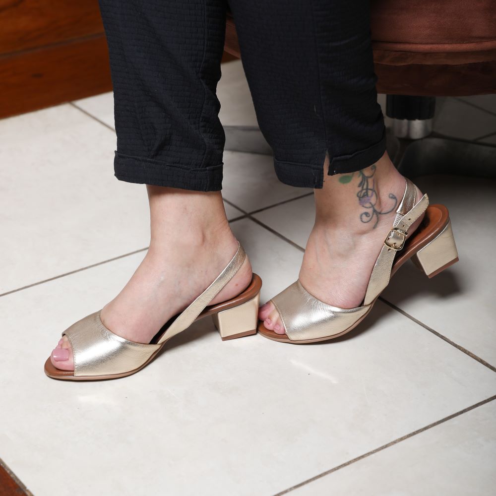 Sandália de Salto em Couro Uly Dourada - Amo Calçados | Calçados Femininos  Super Confortáveis
