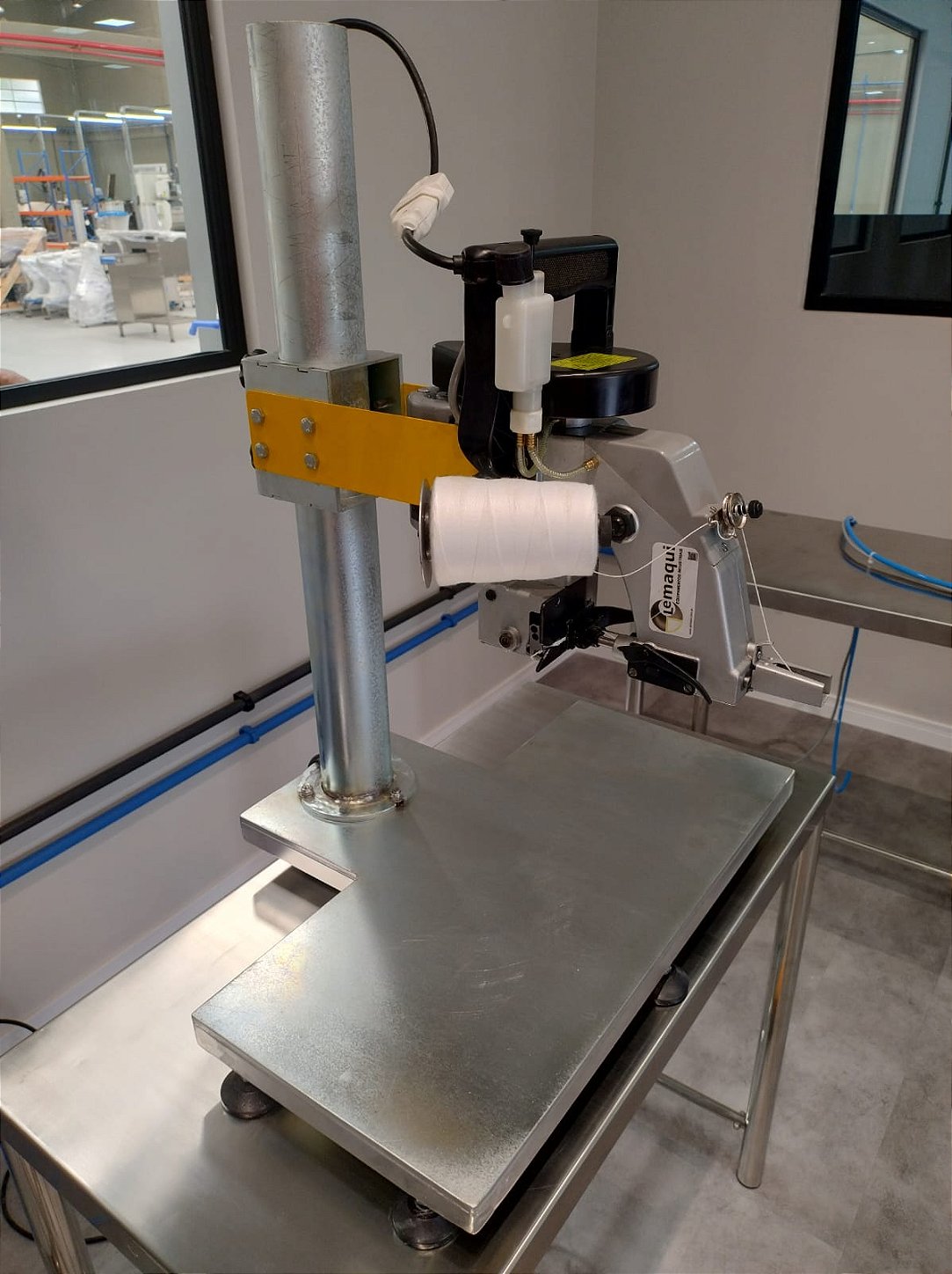 Maquina de costura para embalagens de papel