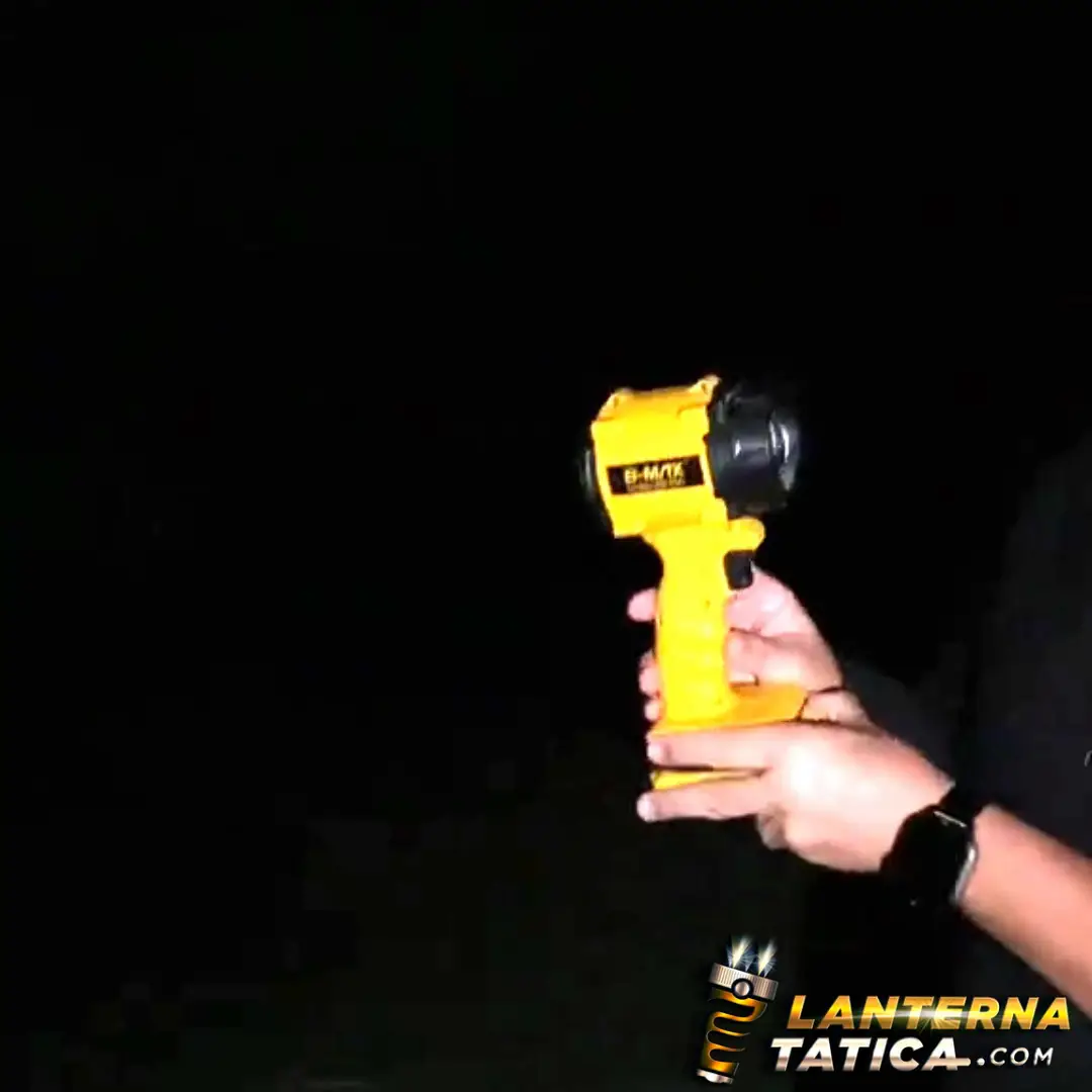 Lanterna PowerGrip 18V em uso com feixe de luz potente