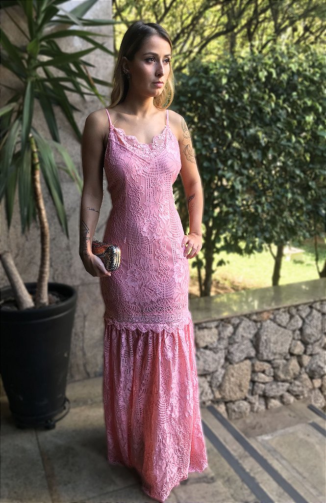 vestido de renda rosa longo
