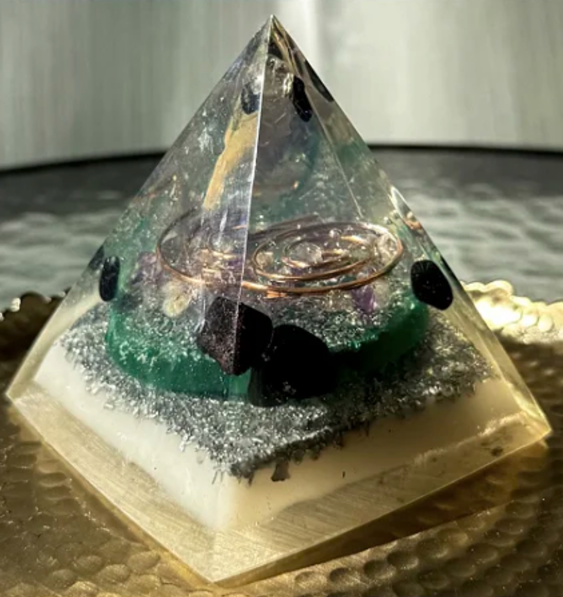 Pirâmide Orgonite Transmutação e Proteção