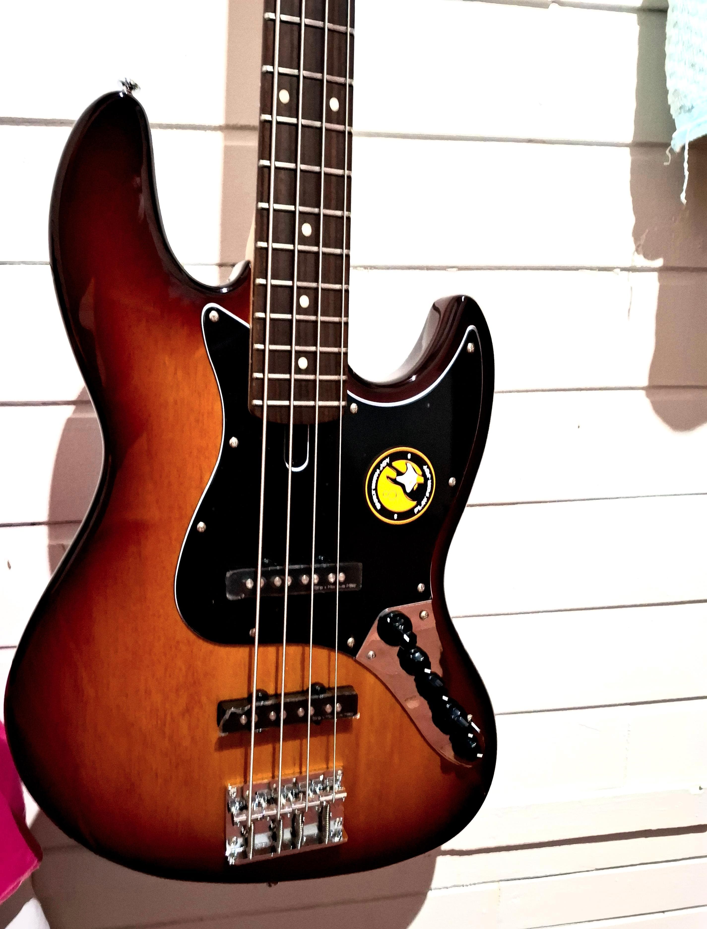 【美品】SIRE Marcus Miller V3 Sire Marcus Miller V3 2nd Gen – Timbre e Estilo Inconfundíveis