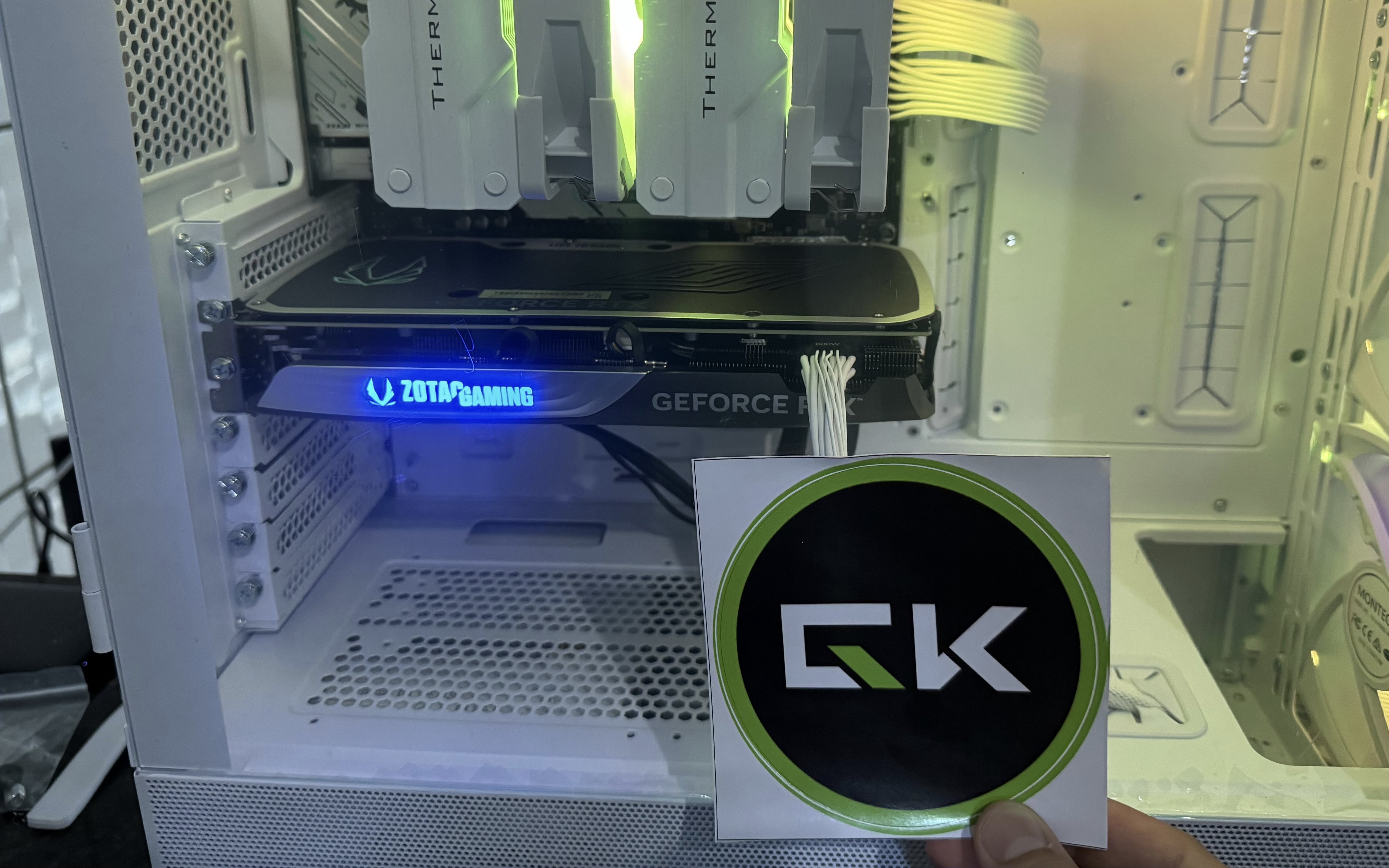 Placa de Video ZOTAC GeForce RTX 4070 SUPER Twin Edge OC Placa de Video ZOTAC GeForce RTX 4070 SUPER Twin Edge OC