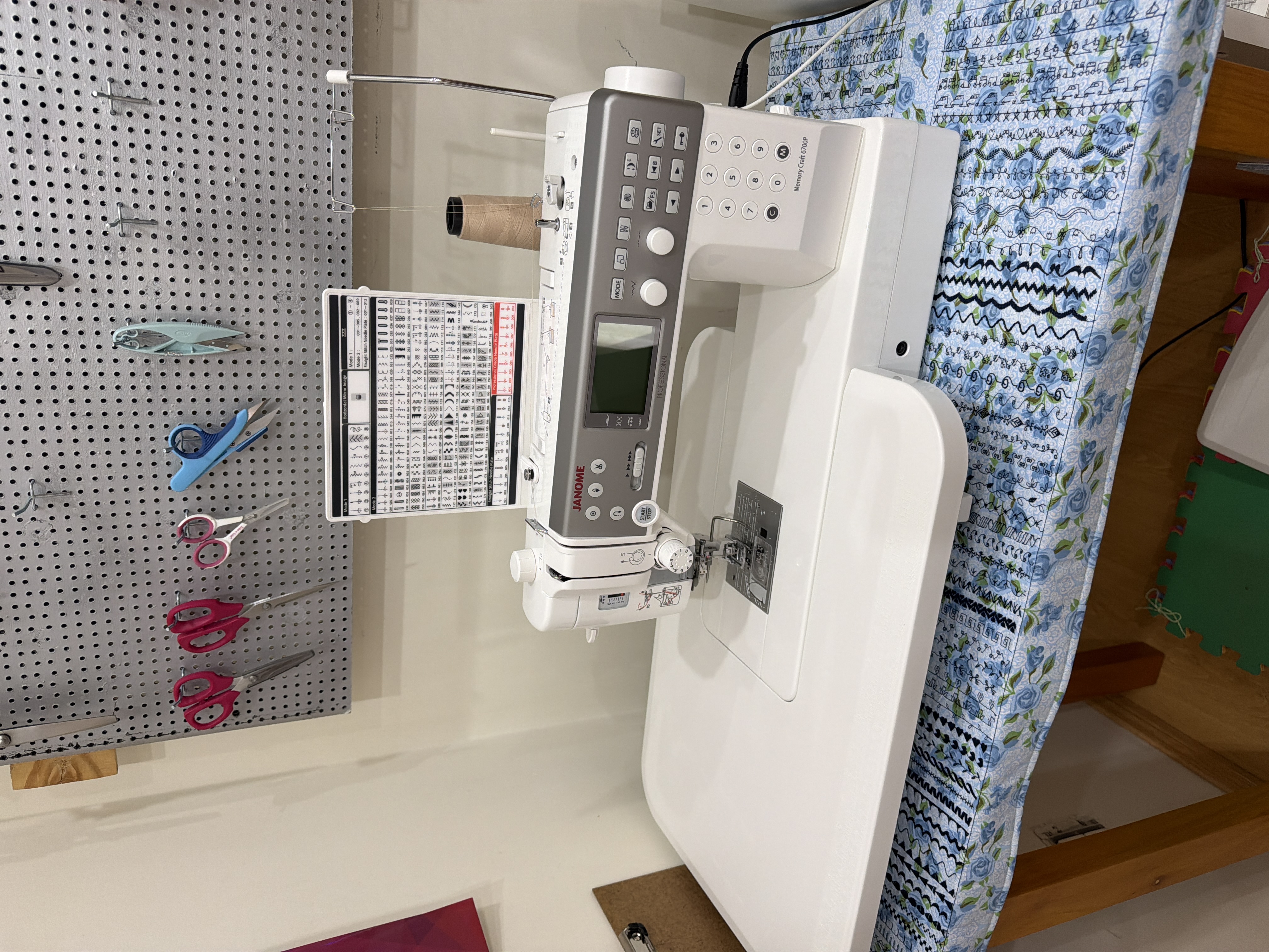Janome MC6700P Máquina Costura Eletrônica 200 Pontos Avançada