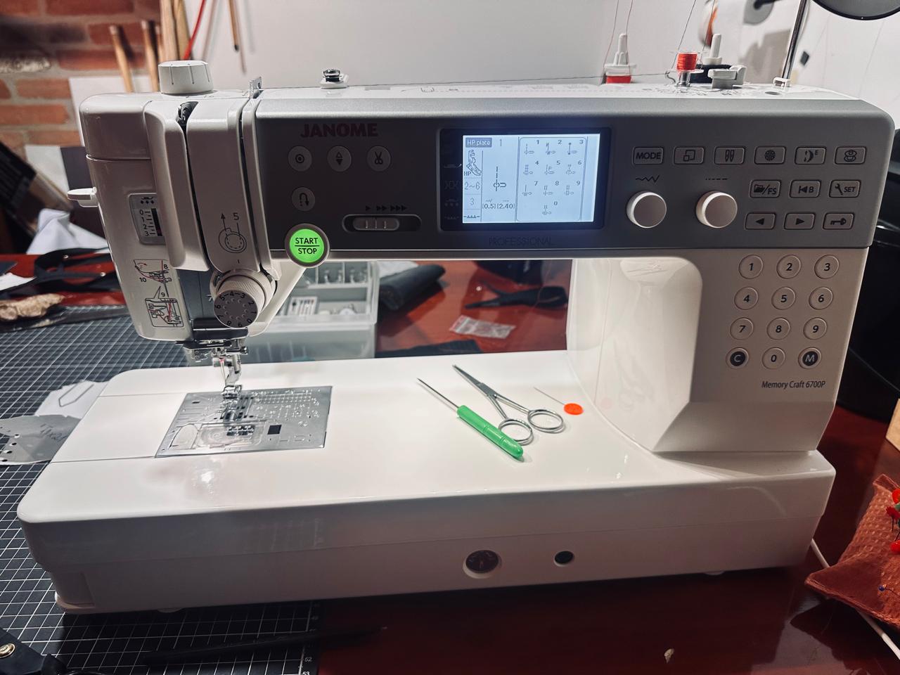 Janome MC6700P Máquina Costura Eletrônica 200 Pontos Avançada