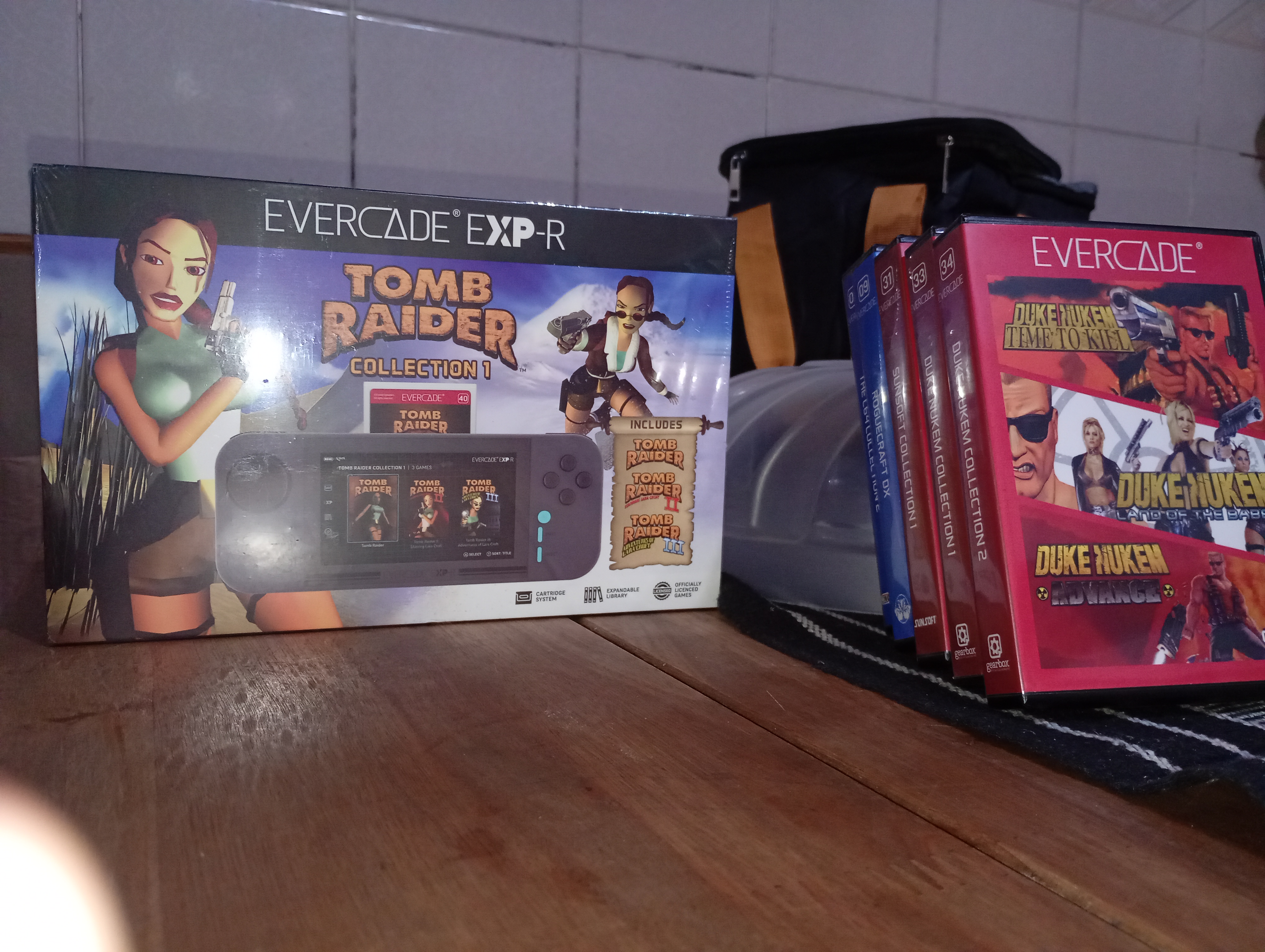 Evercade EXP-R Retro Gaming Portátil w/ Tomb Raider 1, 2 e 3