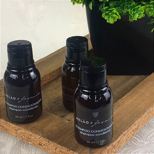 Caixa com 260 Shampoo Condicionador Melão com Jasmim - Roupa de