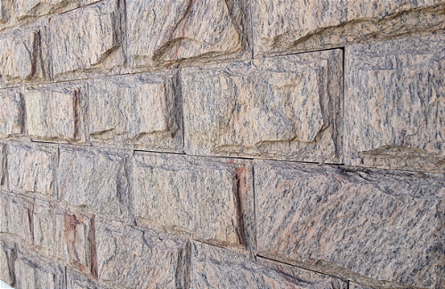 Muro revestido com Miracema Almofadada 115x23 - Decor Pedras
