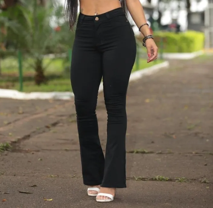 Calça Jeans Feminina Flare Boca Larga / Boca de Sino Preta - Atacado Moda  Online | Atacadão de Roupas