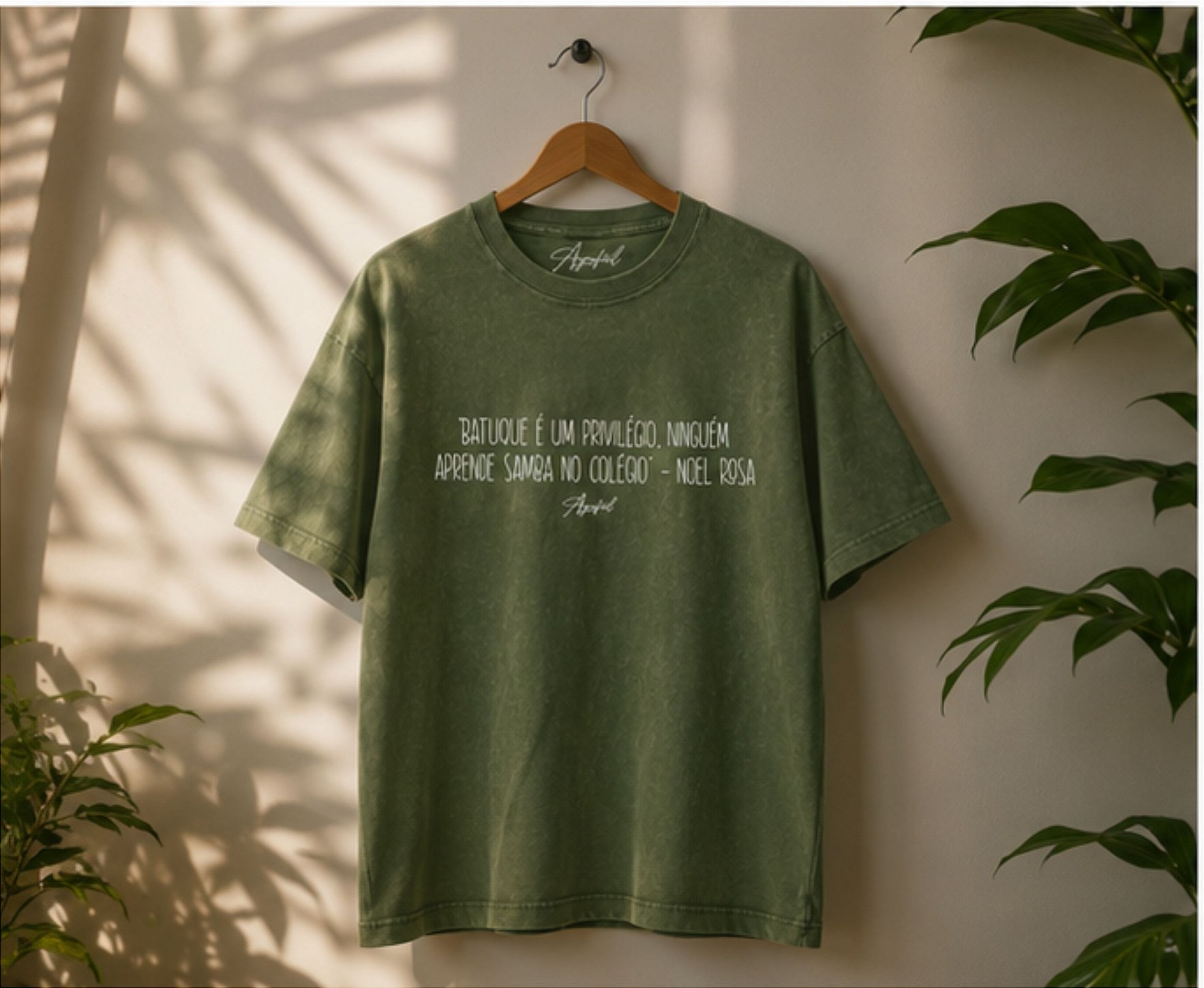 Detalhe da estampa camiseta Noel Rosa frase batuque é um privilégio