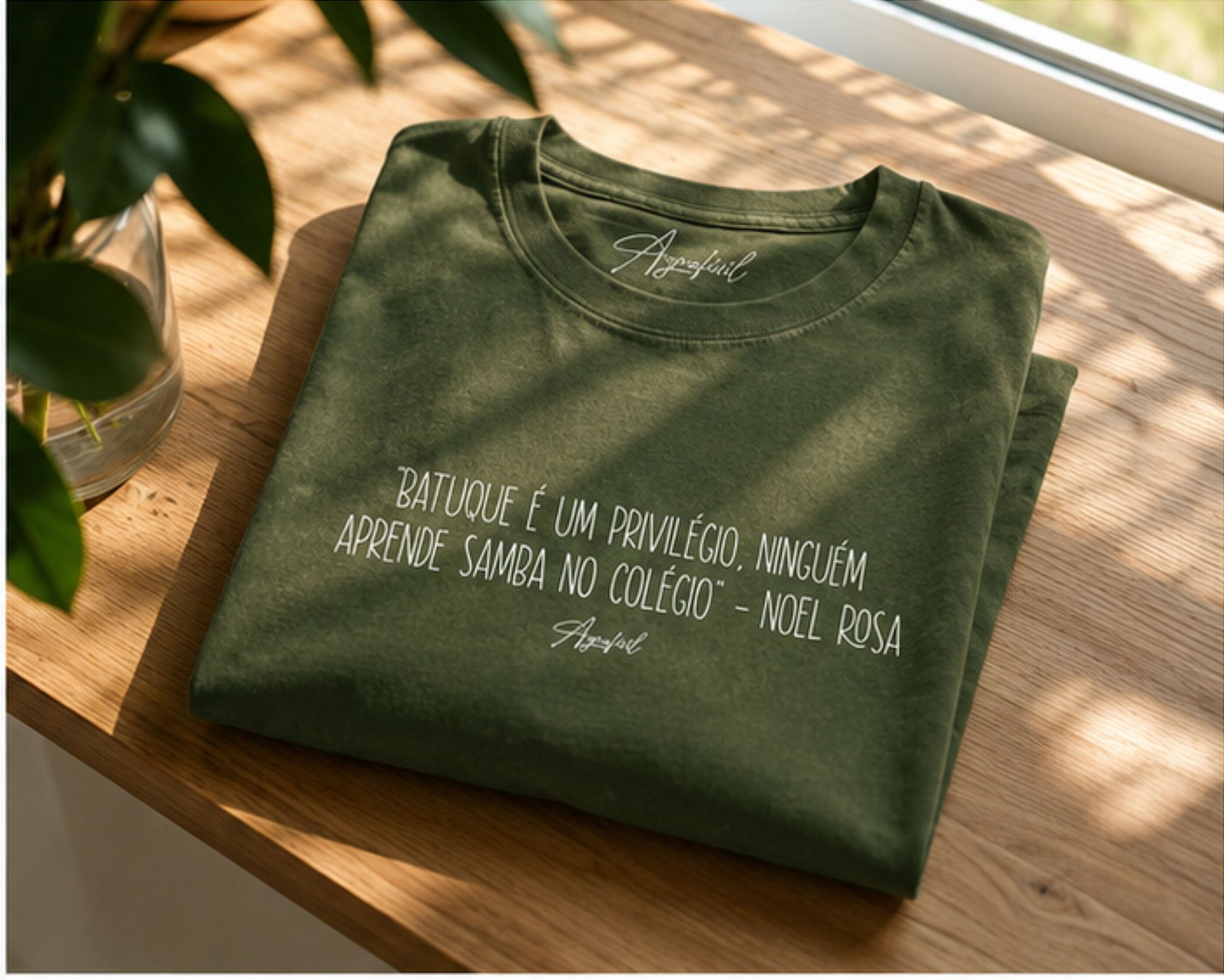Camiseta com frase Noel Rosa verde musgo oversized Agrafisil