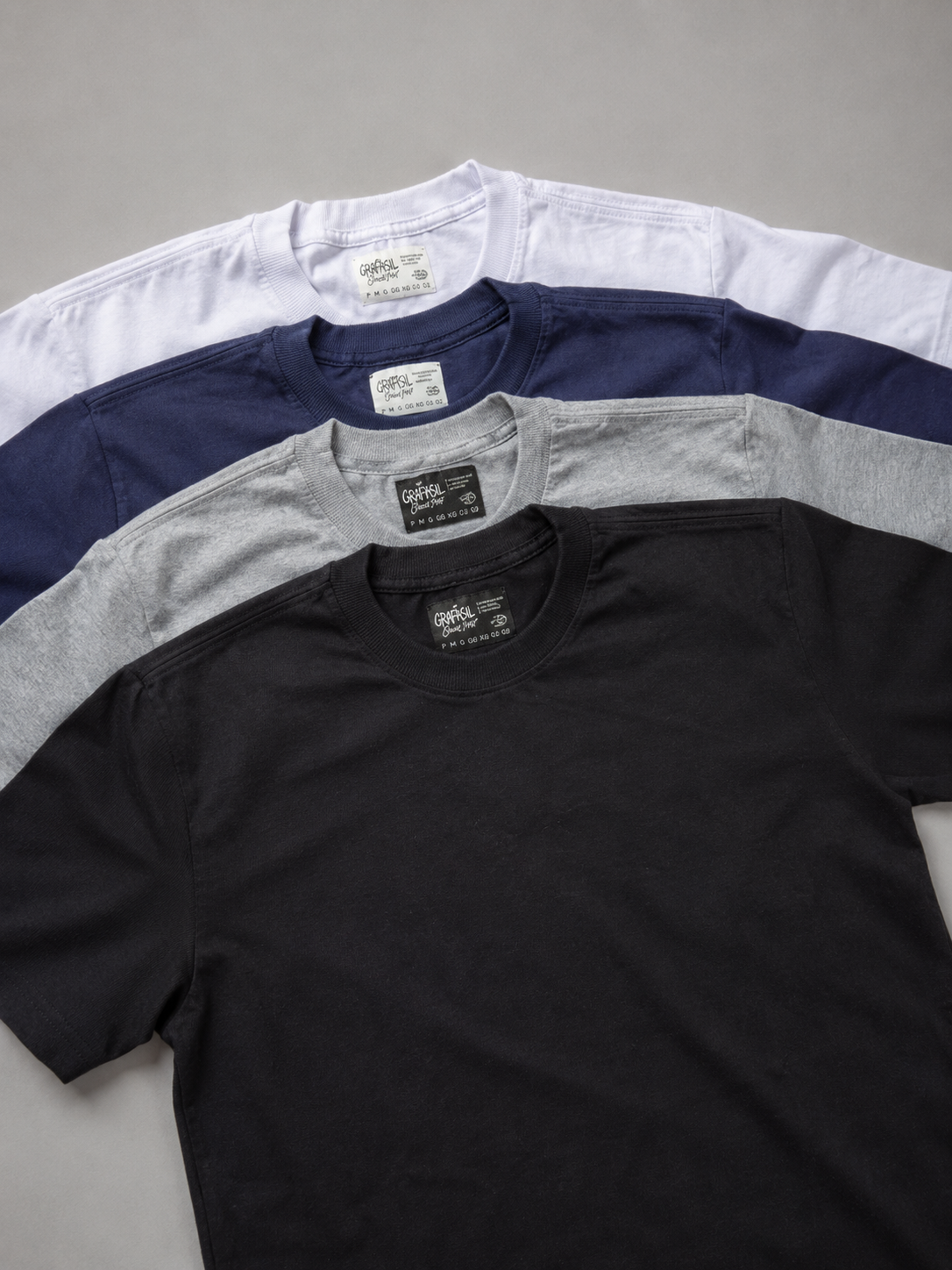 Detalhe camiseta streetwear básica tecido algodão gola canelada