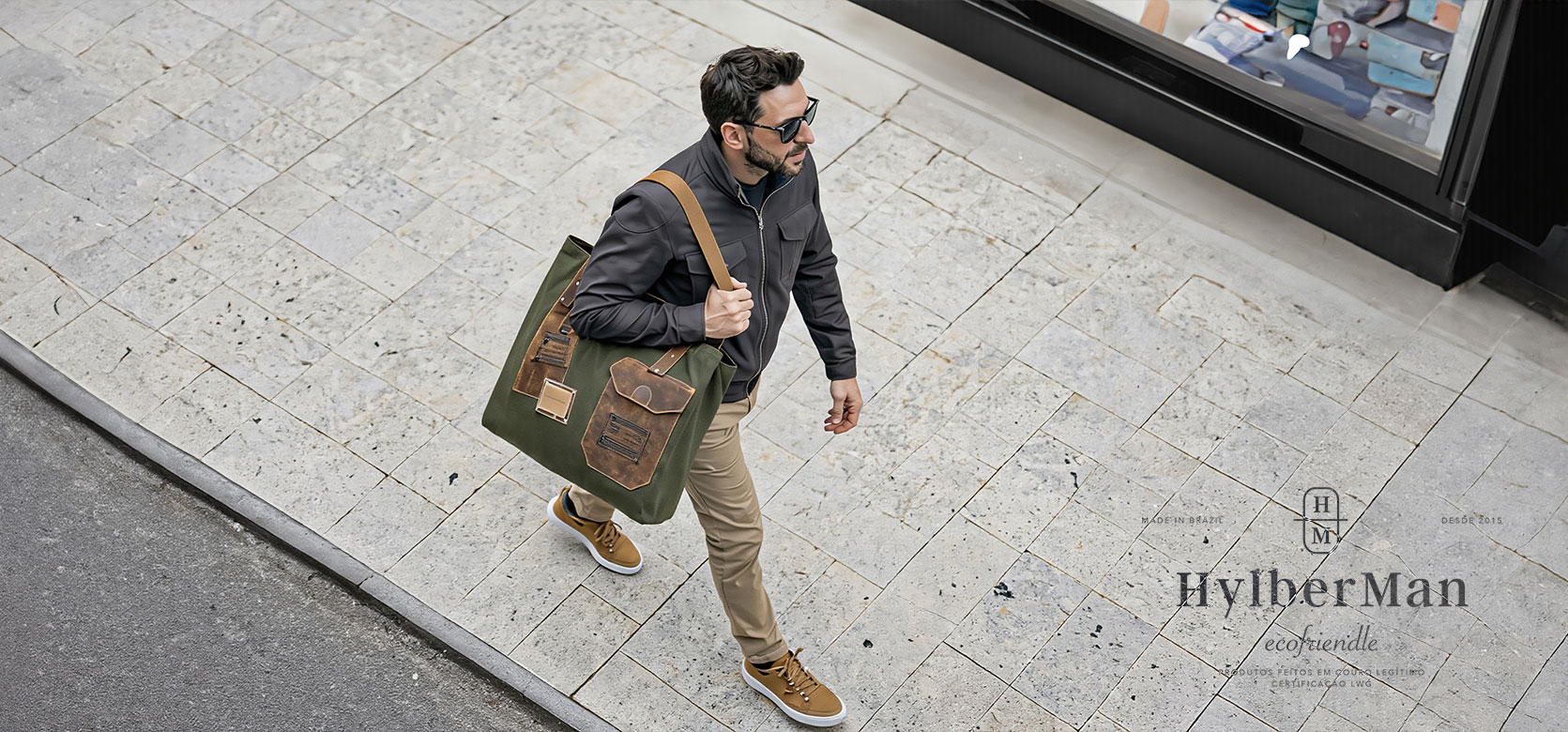 Homem usando bolsa tote masculina de couro e lona em saída casual urbana