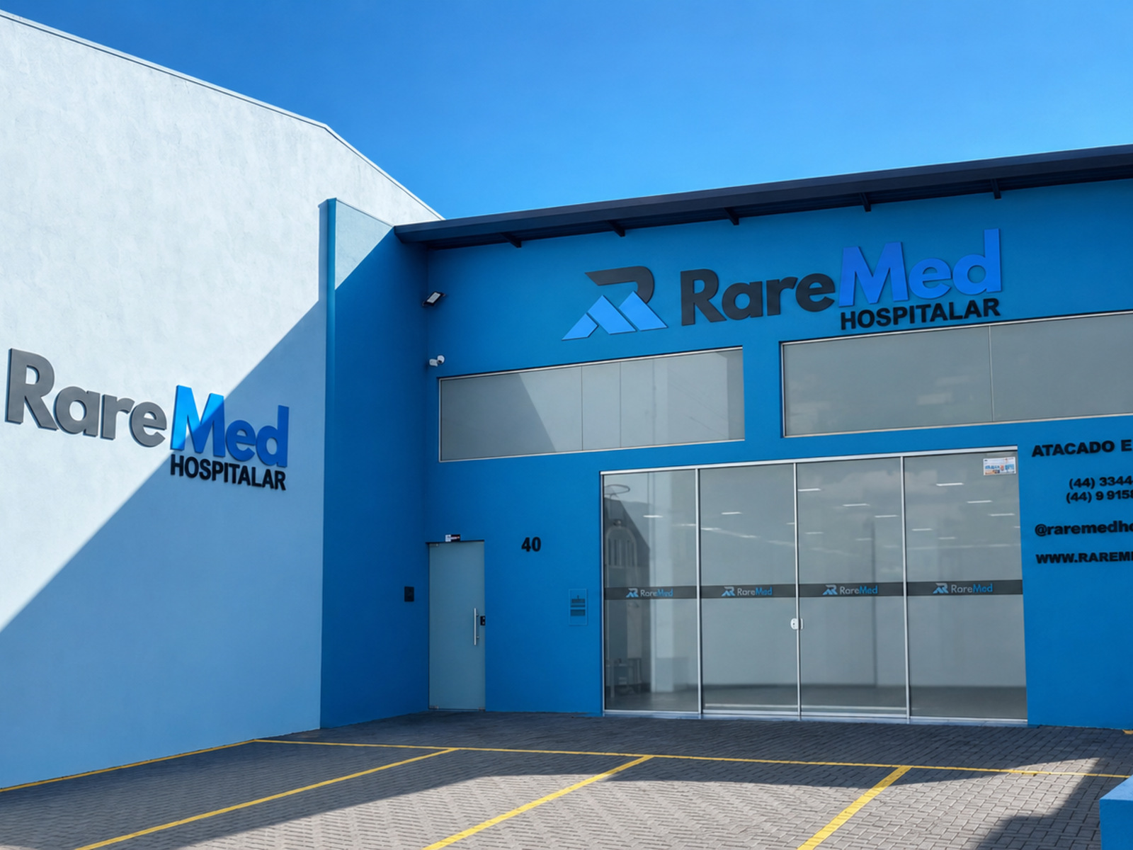 Fachada da loja física RareMed Hospitalar em Maringá, Paraná