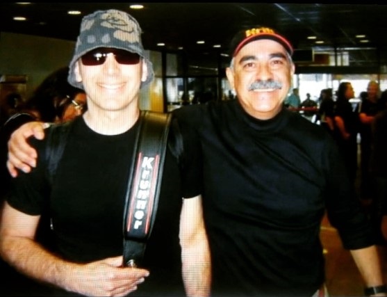 Guitarrista Joe Satriani com correia da Krunner