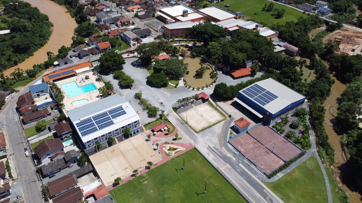 Foto aérea da usina fotovoltaica do Clube Guarani de Brusque, Santa catarina. Instalado pela SolarPro Engenharia. Foto 3 de 3.