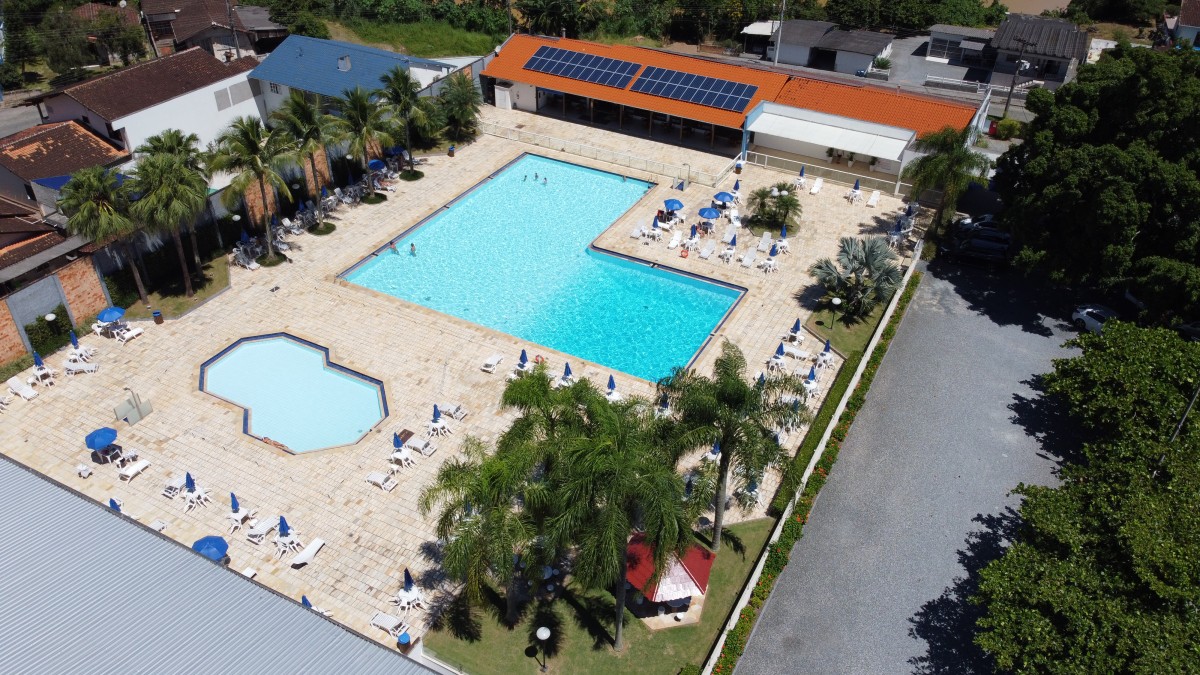 Visão aérea das piscinas do Clube Guarani, projeto de energia fotovoltaica da SolarPro Engenharia. Foto 1 de 3.