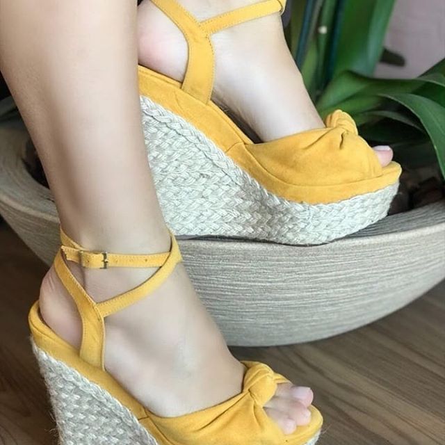 sandalia amarela anabela