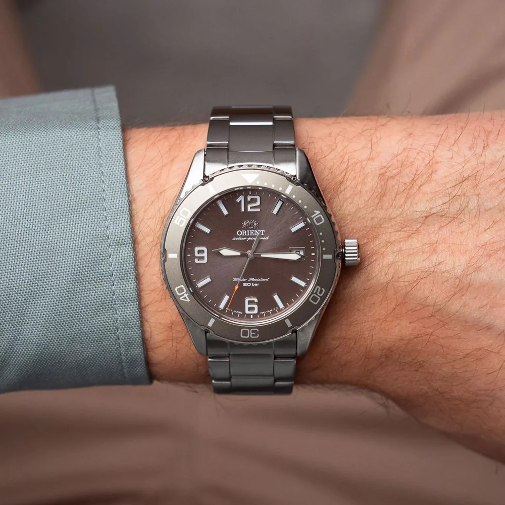 Orient Solar RA-WJ0004Y10B Marrom Safira 200m - Relojoaria Impala