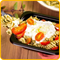 Macarrão parafuso ao pesto com sour cream e tomate cereja salteado 230g