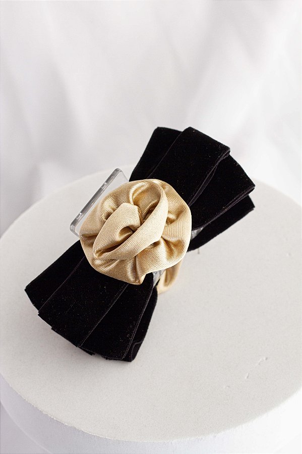 JC Piranha Flor Preta Cetim Bege