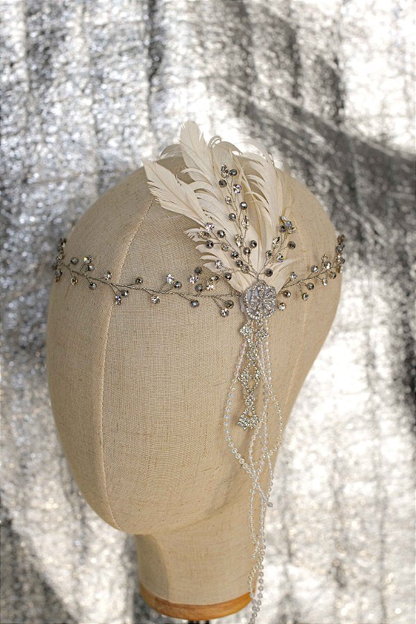 JC Aurora Adorno com penas, cristais e pérolas