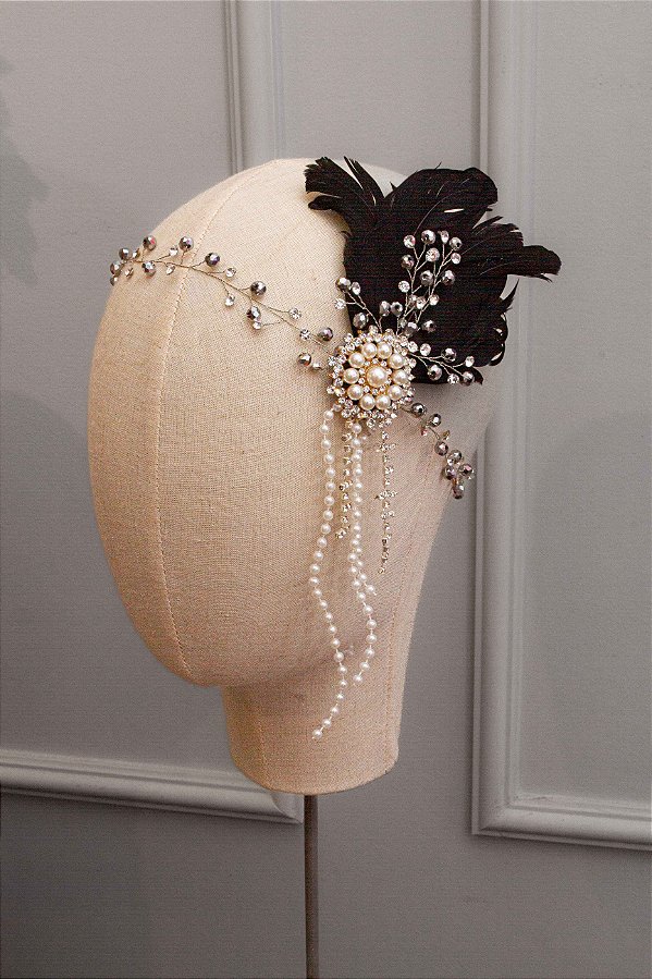 JC Aurora Adorno com penas pretas, cristais e pérolas